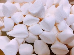 棉花糖如果太大用剪刀剪成小块方便融化