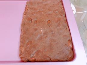 稍微揉一下再放在烤盘里整型