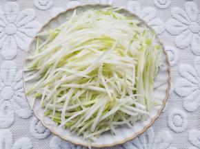 萝卜去皮切成丝备用，