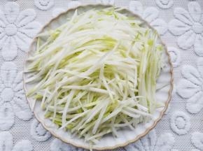 萝卜去皮切成丝备用，