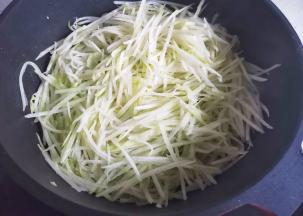 放锅里翻炒至断生盛出。