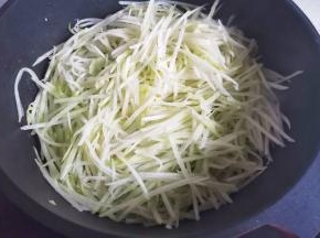 放锅里翻炒至断生盛出。