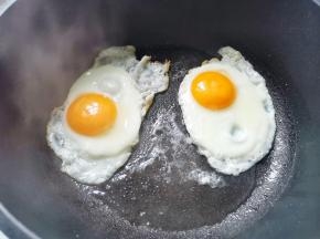 热锅放油，放入鸡蛋煎熟，