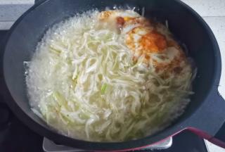 煮至汤汁微白的时候放入萝卜丝，