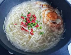    出锅前撒枸杞葱花即可。