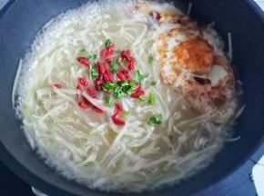   出锅前撒枸杞葱花即可。