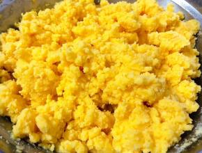 玉米面分几次倒入开水搅拌成絮状
