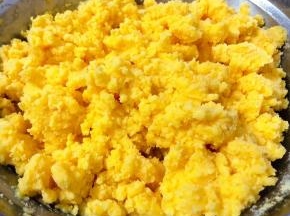 玉米面分几次倒入开水搅拌成絮状
