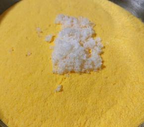 放入适量的糖放入玉米面中