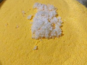 放入适量的糖放入玉米面中