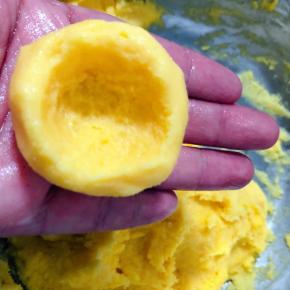 用大拇指在中间压出窝窝形状