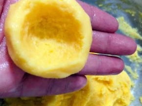 用大拇指在中间压出窝窝形状
