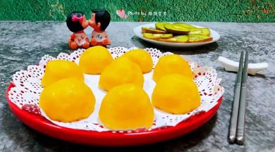 蒸好的玉米面窝窝头装入盘中就大功告成