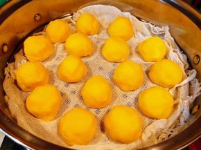 做好的玉米面窝窝头依次摆入蒸锅中