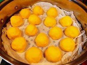 做好的玉米面窝窝头依次摆入蒸锅中