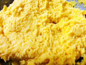 玉米面凉至不烫手揉成面团