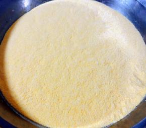 准备新鲜的玉米面放入容器中