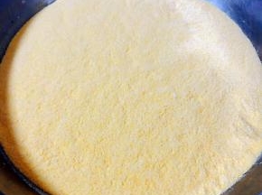 准备新鲜的玉米面放入容器中