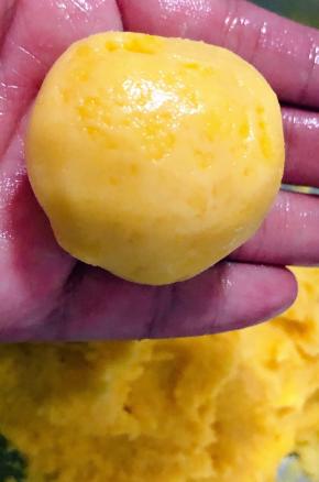 手中抹上薄薄的油取一小团玉米面揉成小面团