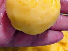 手中抹上薄薄的油取一小团玉米面揉成小面团