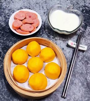 搭配一盘香肠和牛奶一起吃太美味了