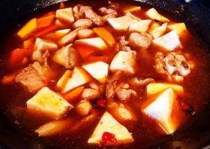 放入土豆、杏鲍菇、胡萝卜一起炖起来