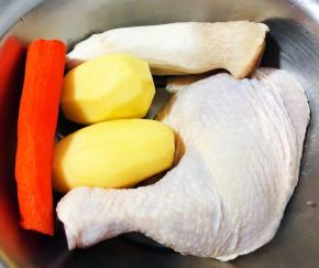 准备原材料鸡腿、杏鲍菇、土豆和胡萝卜去皮洗净备用
