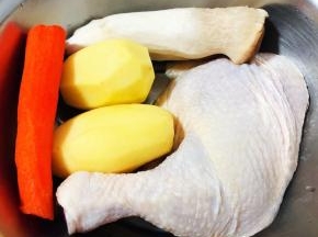 准备原材料鸡腿、杏鲍菇、土豆和胡萝卜去皮洗净备用