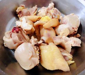 焯好水的鸡块立即放入冷水中过凉冲洗干净沥干水份