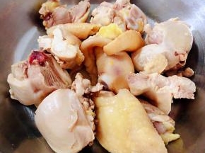 焯好水的鸡块立即放入冷水中过凉冲洗干净沥干水份