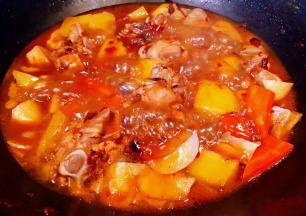 炖至鸡腿八成熟放入盐和味精改小火炖