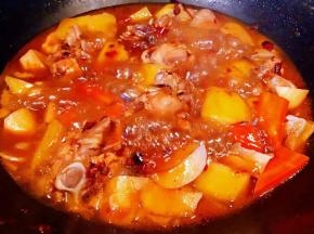 炖至鸡腿八成熟放入盐和味精改小火炖