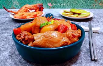 诱人的鸡腿炖土豆杏鲍菇胡萝卜装入容器中就大功告成了