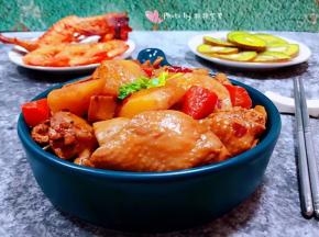诱人的鸡腿炖土豆杏鲍菇胡萝卜装入容器中就大功告成了