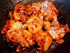  锅中倒入底油加热放入八角花椒炸香再放入葱姜蒜爆香放入一品鲜酱油、糖、郫县豆瓣酱炒匀放入鸡块大火快速翻炒入味