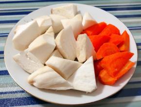 杏鲍菇和胡萝卜同样切成大小均匀的块状