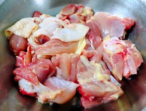 鸡腿剁成块状在清水中浸泡一会儿去除血后洗净