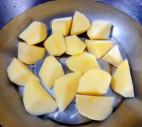 土豆切成大小均匀的块状在清水中浸泡一会儿去除多余的淀粉