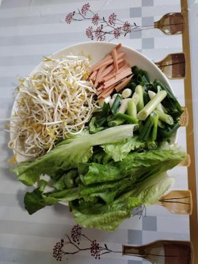 准备好所需的配菜:
生菜一棵洗净，火腿肠切成丝，大葱切成段，绿豆芽洗净捞出备用！