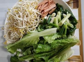 准备好所需的配菜:
生菜一棵洗净，火腿肠切成丝，大葱切成段，绿豆芽洗净捞出备用！