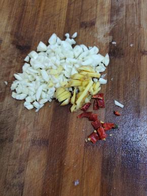 蒜瓣切成小块，生姜切成丝，干辣椒切成段备用！