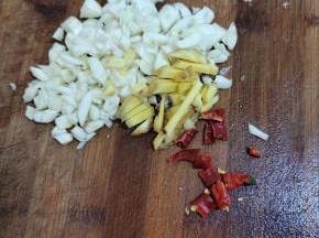 蒜瓣切成小块，生姜切成丝，干辣椒切成段备用！