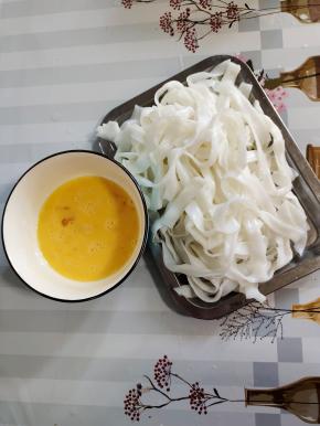 河粉抖散，鸡蛋也打散备用！