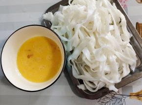 河粉抖散，鸡蛋也打散备用！
