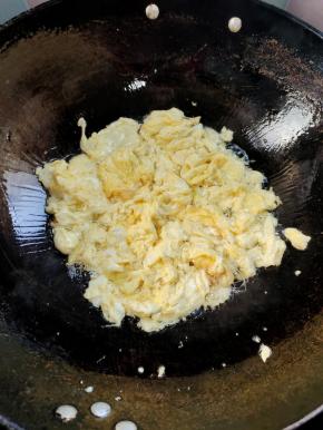 起锅烧油，放入蛋液炒散，盛出备用！