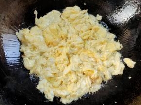 起锅烧油，放入蛋液炒散，盛出备用！