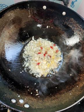 起锅烧油放入蒜瓣，生姜，干辣椒爆香！