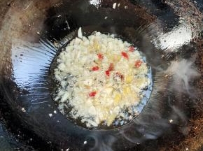 起锅烧油放入蒜瓣，生姜，干辣椒爆香！