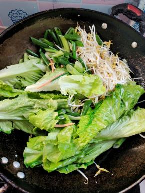 放入准备好的配菜翻炒片刻！