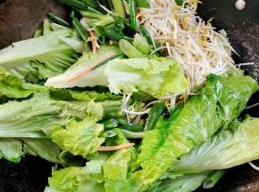 放入准备好的配菜翻炒片刻！